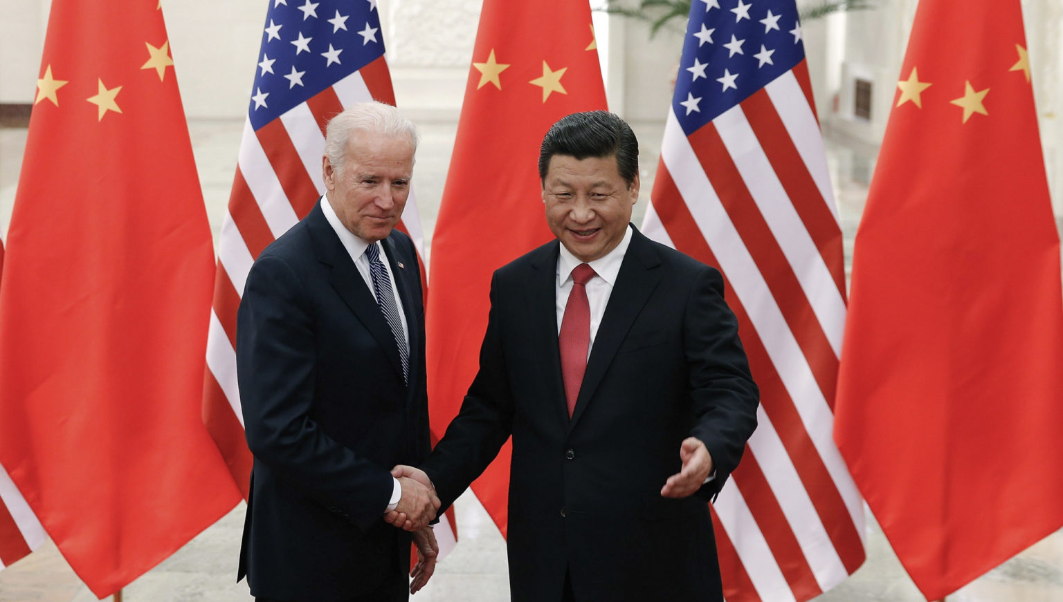 Na archívnej snímke z 4. decembra 2013 čínsky prezident Si Ťin-pching a vtedajší americký viceprezident Joe Biden pózujú počas stretnutia v Pekingu. Foto: TASR/AP