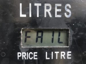 Česká vláda ustúpila tlaku vodičov i dopravcov, zníži spotrebnú daň na benzín a naftu