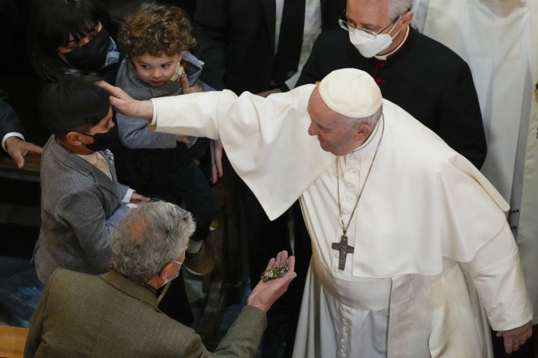 ápež František žehná chlapca vo vnútri národnej svätyni Ta ' Pinu v dedine Gharb na ostrove Gozo, patriaci k súostroviu Malta 2. apríla 2022. Foto: TASR/AP