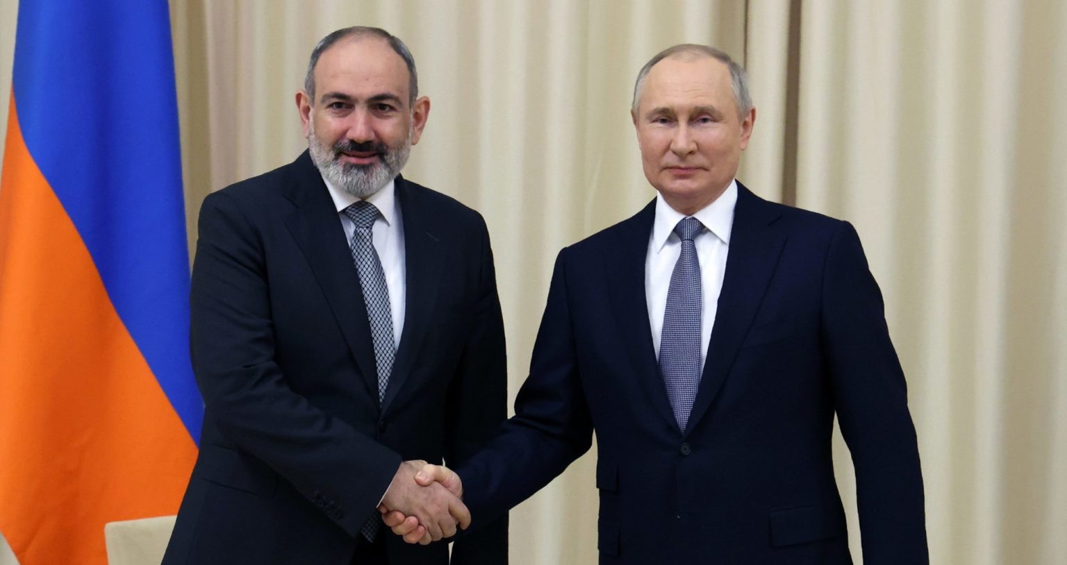 Na snímke sprava Vladimir Putin a arménsky premiér Nikol Pašinjan. Foto: TASR/AP