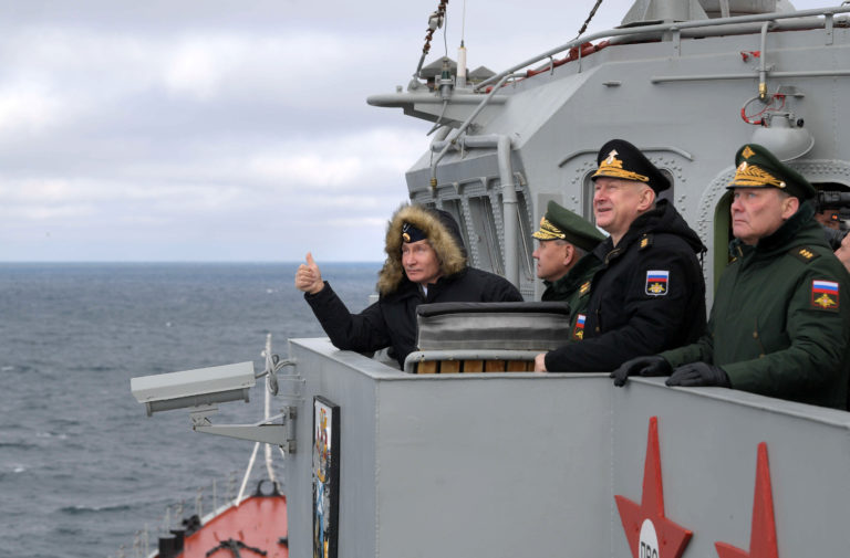 Zľava ruský prezident Vladimir Putin, ruský minister obrany Sergej Šojgu, veliteľ ruského námorníctva Nikolaj Jevmenov a hlavný veliteľ južného vojenského okruhu Alexander Dvornikov. Foto: TASR/AP 
