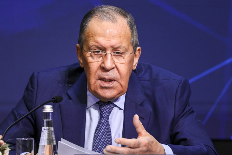 Francúzsko sa s Ruskom pokúsilo nadviazať dialóg o Ukrajine bez účasti Kyjeva, tvrdí Lavrov