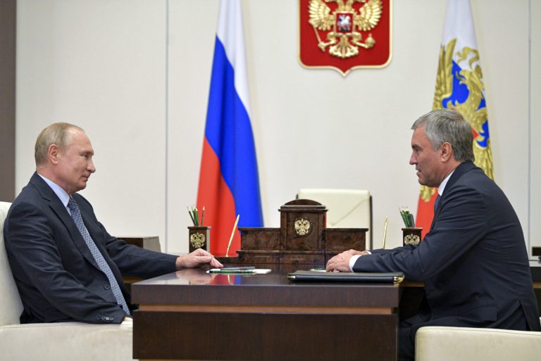 Na snímke vľavo ruský prezident Vladimir Putin a vpravo predseda ruskej Štátnej dumy, dolnej komory ruského parlamentu Vjačeslav Volodin počas stretnutia v prezidentskej rezidencii v obci Novo-Ogarjovo pri Moskve 26. októbra 2020. Foto: TASR/AP