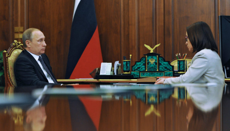 Vladimir Putin a guvernérka ruskej centrálnej banky Elvira Nabiullinová, ilustračná fotografia. Foto: TASR/AP