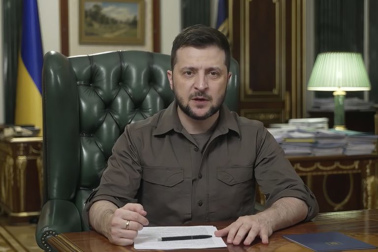 Rozmiestňovanie ukrajinských vojakov medzi civilistami: Zelenskyj obvinil Amnesty, že ospravedlňuje ruský terorizmus