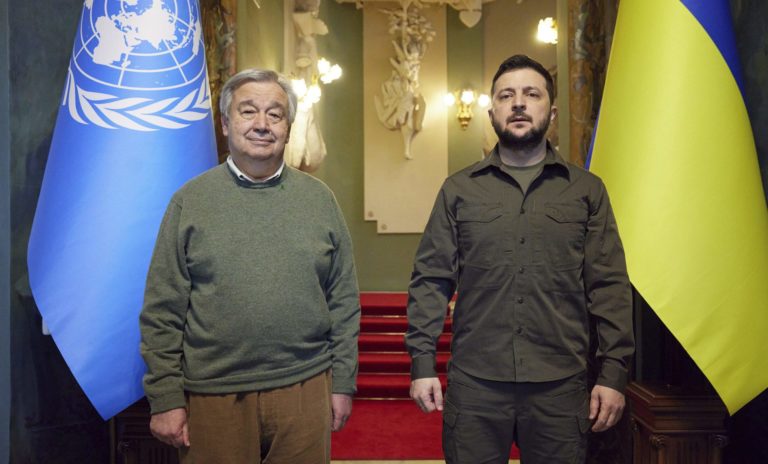 Generálny tajomník OSN António Guterres (vľavo) a ukrajinský prezident Volodymyr Zelenskyj (vpravo) pózujú počas stretnutia v Kyjeve vo štvrtok 28. apríla 2022. Foto: TASR/AP