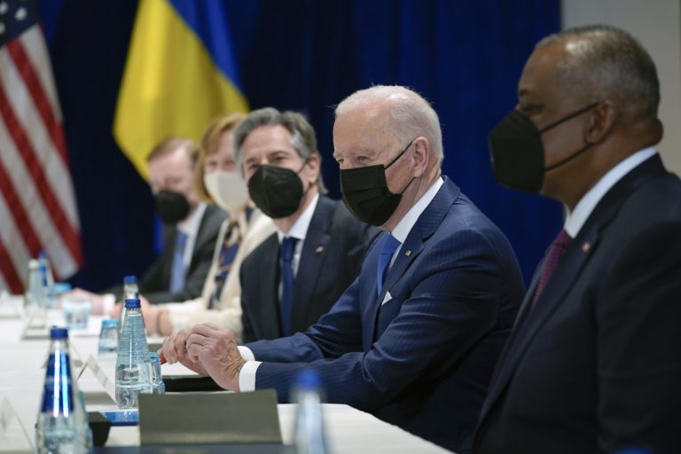 Americký prezident Joe Biden (druhý sprava), americký minister obrany Lloyd Austin (vpravo) a americký minister zahraničných vecí Antony Blinken (tretí sprava) počas stretnutia s ukrajinským ministrom zahraničných vecí Dmytrom Kulebom a ukrajinským mnistrom obrany Oleksijom Reznikovom vo Varšave 26. marca 2022. Foto: TASR/AP