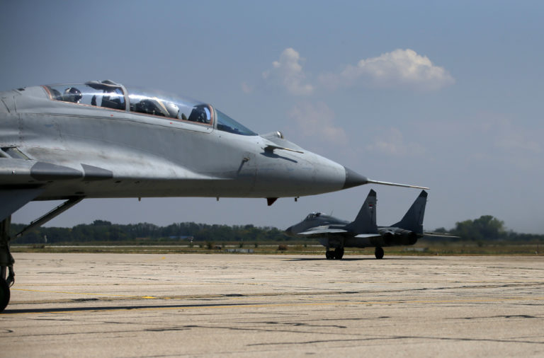 Stíhačky MiG-29 sa pripravujú na odlet na vojenskom letisku v Batajnici 21. augusta 2018. Foto: TASR/AP