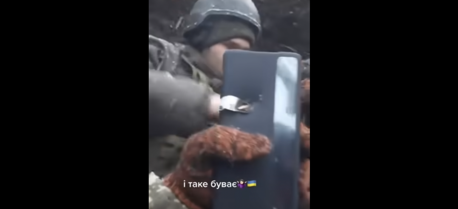 Guľka zachytená v smartfóne ukrajinského vojaka. Foto: screenshot YouTube/Raw Ukraine Videos