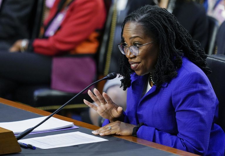 Na snímke kandidátka na sudkyňu Najvyššieho súdu USA Ketanji Brownová Jacksonová počas vypočutia v americkom Senáte vo Washingtone 21. marca 2022. Foto: TASR/AP