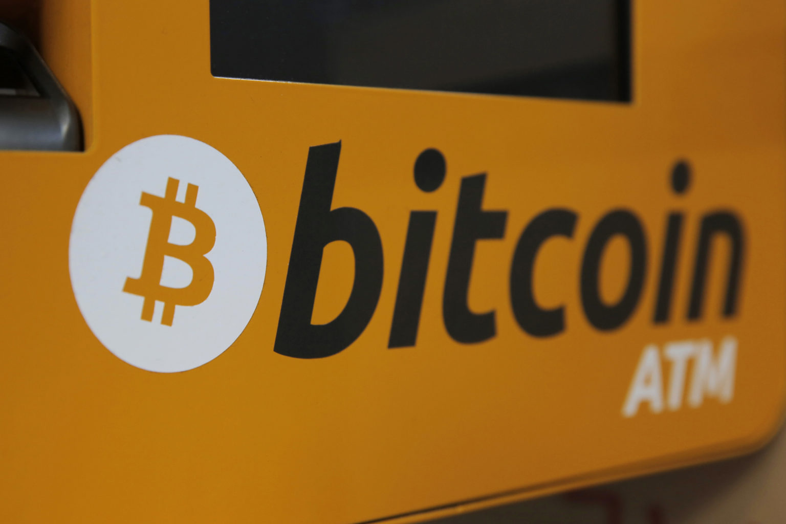 Logo bitcoinu sa nachádza na bankomate v Hongkongu. Ilustračné foto: TASR/AP  
