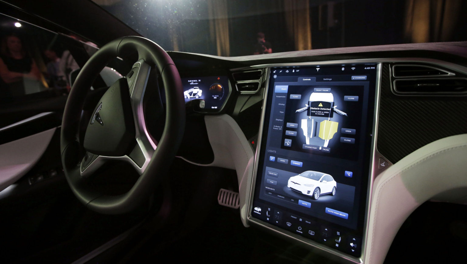 Na snímke prístrojová doska elektromobilu Tesla Model X počas oficiálneho predstavenia v sídle spoločnosti v kalifornskom Fremonte 29. septembra 2015. Foto: TASR/AP