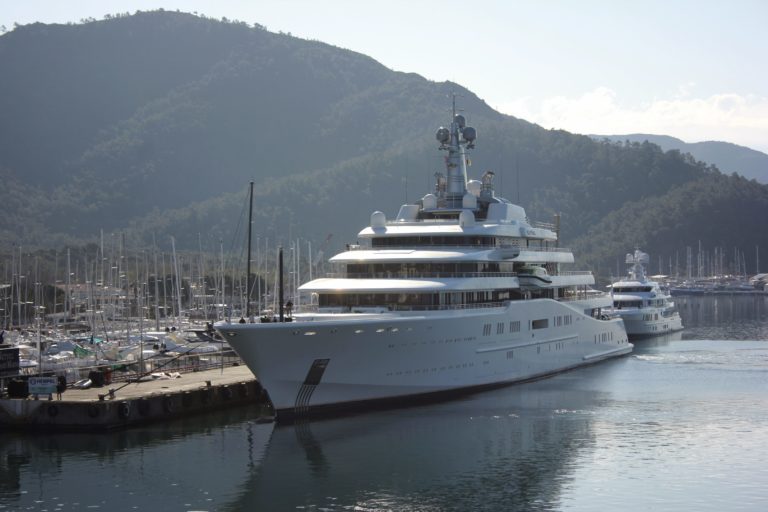 Luxusná jachta Eclipse ruského podnikateľa Romana Abramoviča kotví v prístave tureckého letoviska Marmaris 22. marca 2022. Foto: TASR/AP