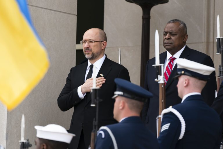 Na snímke sprava americký minister obrany Lloyd Austin a ukrajinský premiér Denys Šmyhaľ počas uvítacieho ceremoniálu vo Washingtone vo štvrtok 21. apríla 2022. Foto: TASR/AP