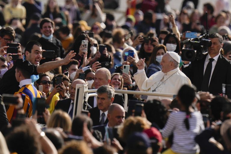 Pápež František na generálnej audiencii opäť medzi ľuďmi. Foto: AP/TASR