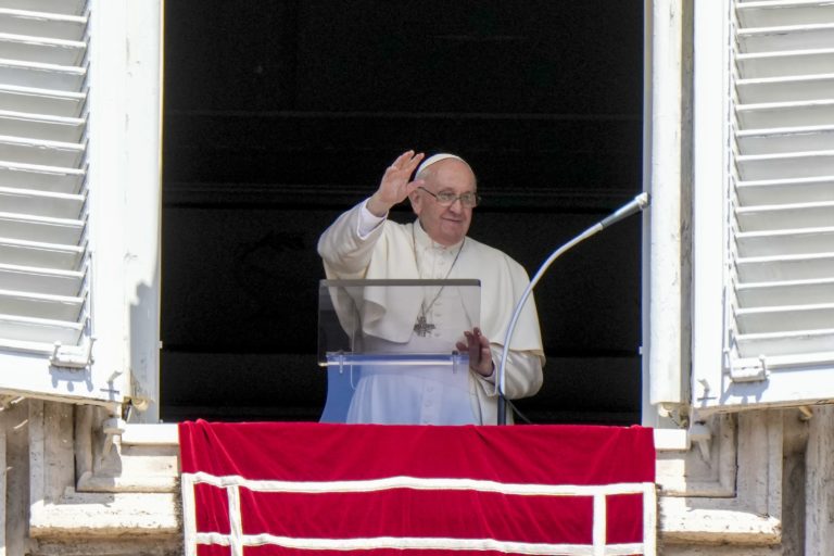 František zdraví veriacich. Foto: AP/TASR