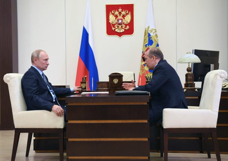 Na snímke zľava ruský prezident Vladimir Putin a šéf ruskej Federálnej bezpečnostnej služby (FSB) Alexander Bortnikov počas stretnutia v prezidentskej rezidencii Novo Ogarjovo pri Moskve v Rusku 16. júna 2020. Foto: TASR/AP