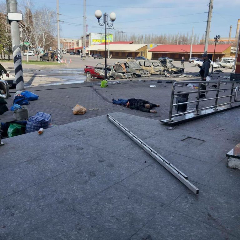 Rakety zasiahli stanicu plnú ľudí utekajúcich pred vojnou. Moskva a Kyjev sa navzájom obviňujú