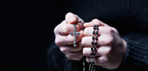 Dnes o 8.30 sa muži v centre Bratislavy modlia ruženec za pokoj vo svete