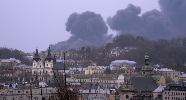 Nový ruský útok zasiahol "kritickú infraštruktúru" v Ľvove