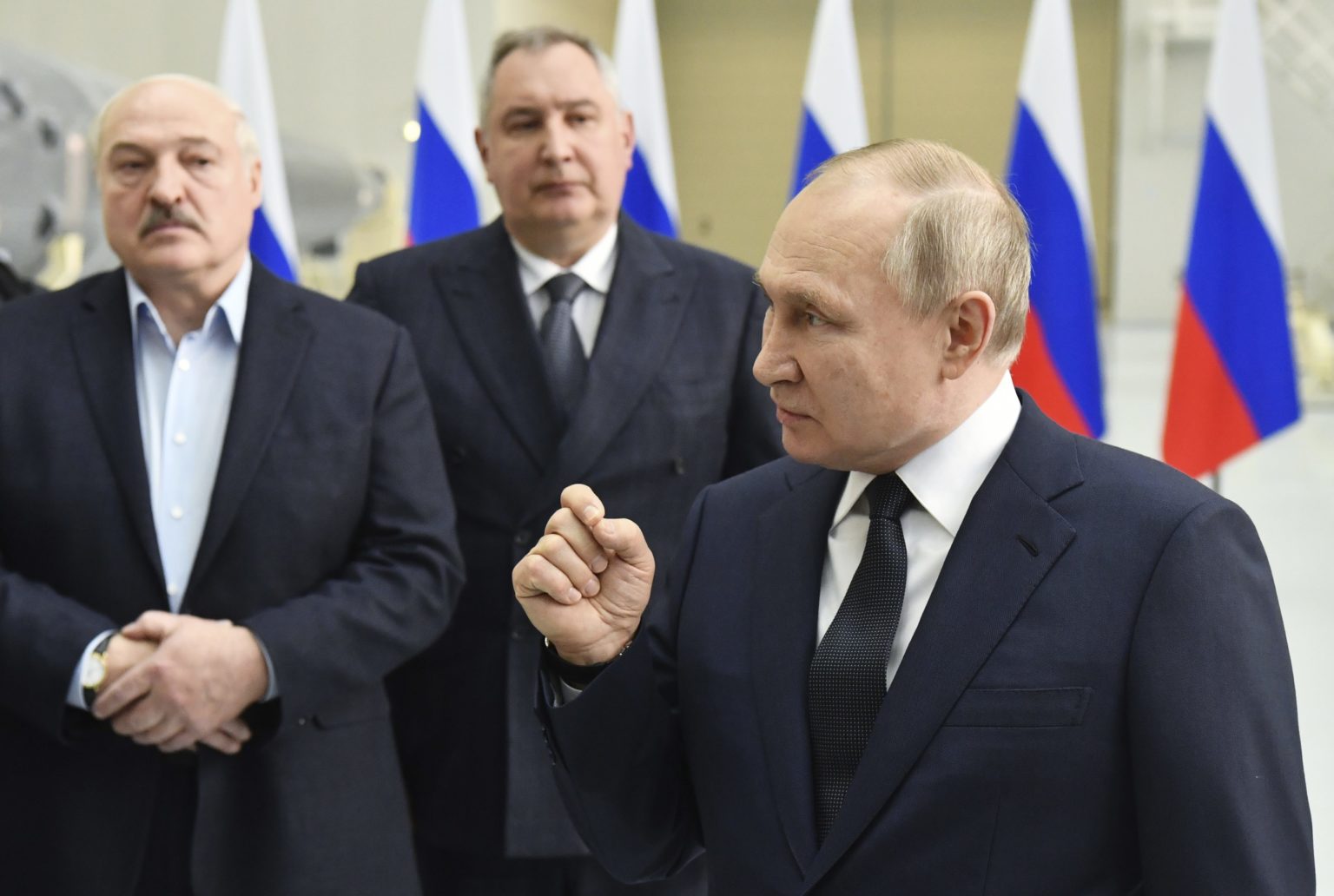 Ruský prezident Vladimir Putin (vpravo), bieloruský prezident Alexandr Lukašenko (vľavo) a bývalý šéf Roskosmosu Dmitrij Rogozin (uprostred). Foto: TASR/AP