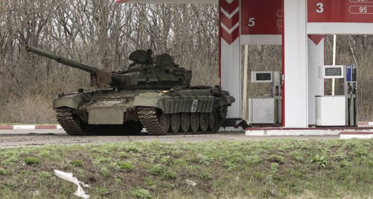 Ruský tank T-72B na čerpacej stanici na Ukrajine. Foto: Twitter Rob Lee