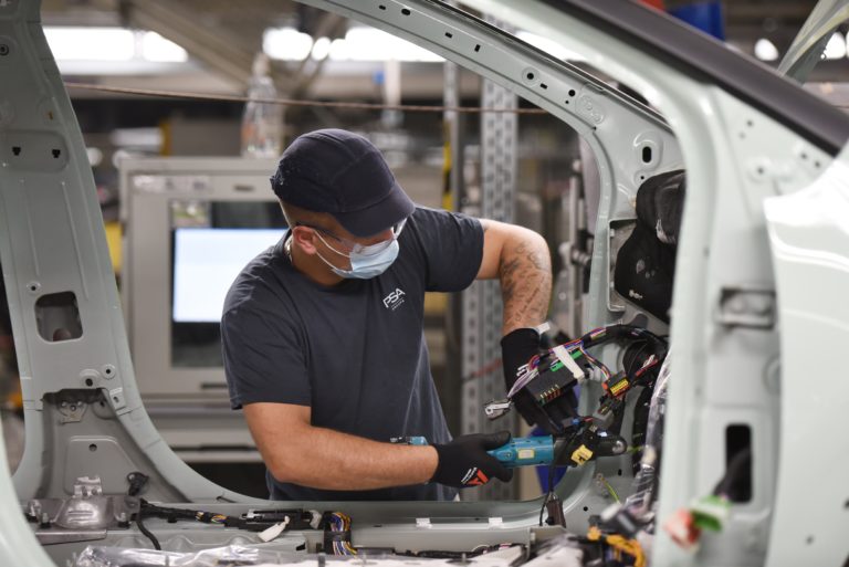 Automobilka Stellantis v Trnave. Foto: TASR/Lukláš Grinaj.