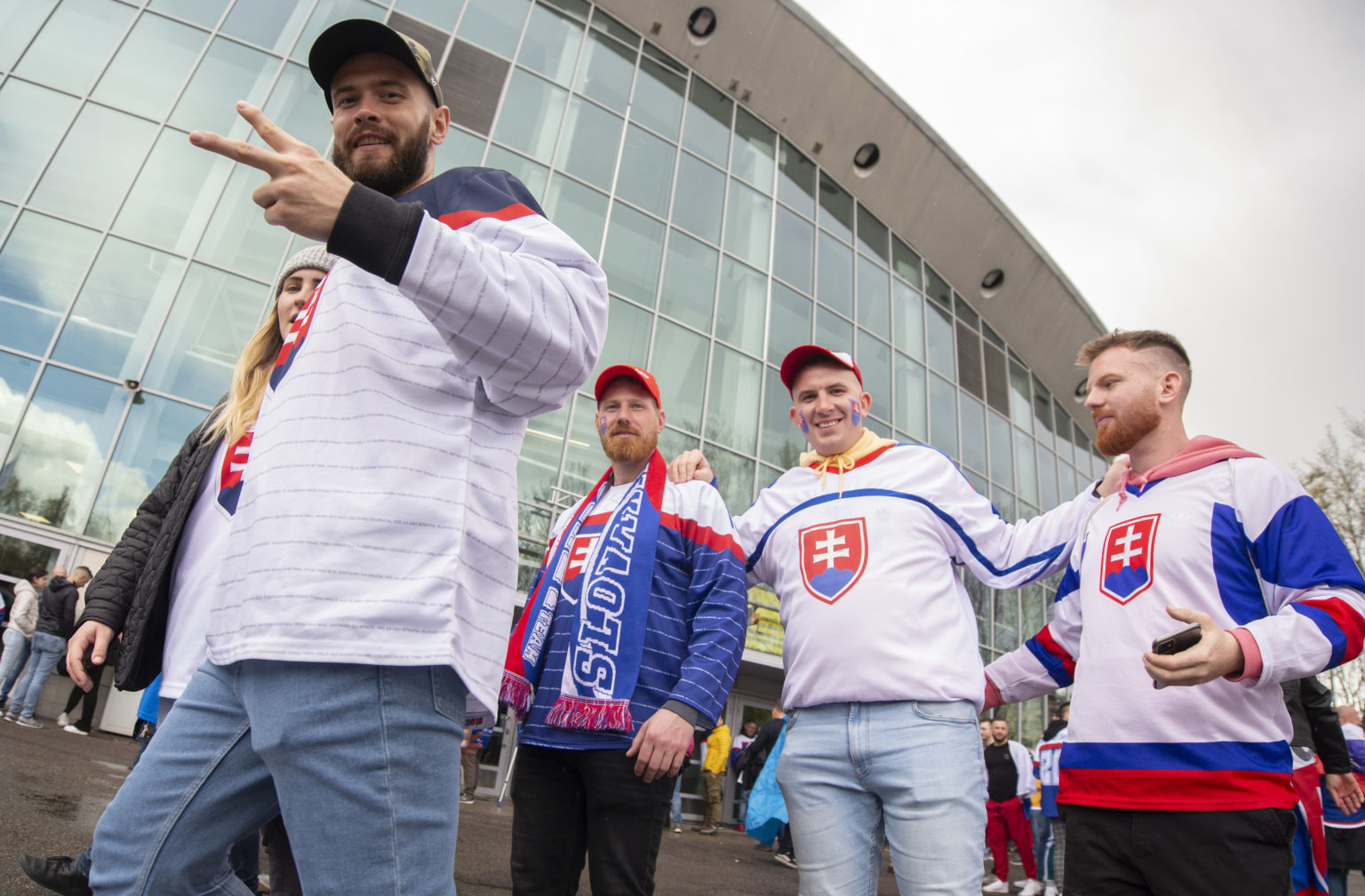 Na snímke slovenskí hokejoví fanúšikovia pózujú pred hokejovou halou Ice Hall pred úvodným zápasom slovenskej hokejovej reprezentácie Francúzsko - Slovensko. Foto: Martin Baumann/TASR