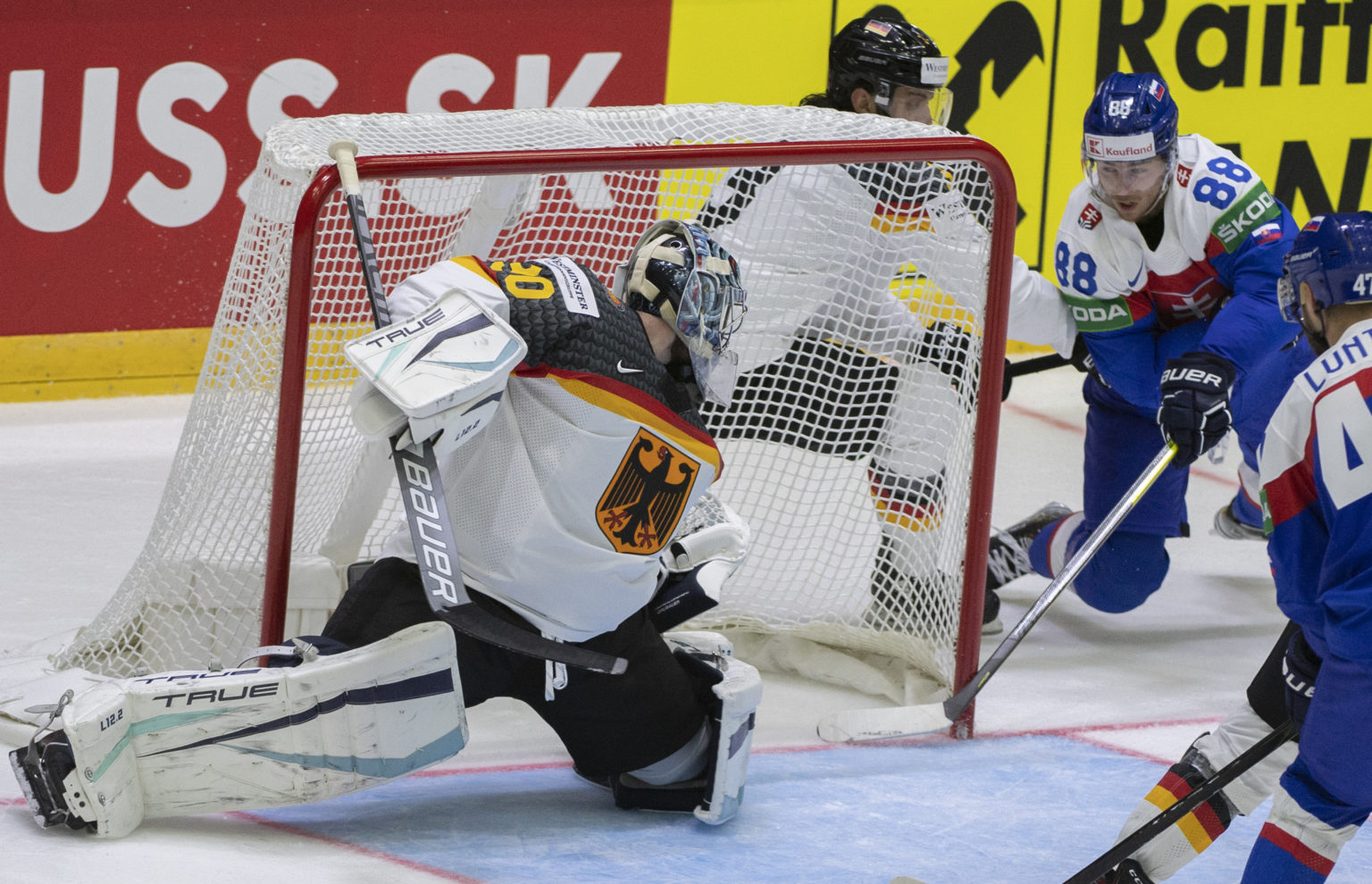 Na snímke slovenský hokejista Kristián Pospíčil (uprostred) strieľa gól proti Nemecku na 1:2. Foto: TASR/Martin Baumann