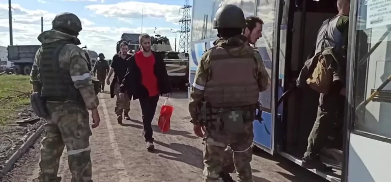 Ruskí vojaci pozorujú ukrajinských zajatcov po bitke o Azovstaľ. Foto: Ministerstvo obrany Ruskej federácie