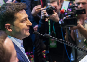 Šou muža s nožom na krku