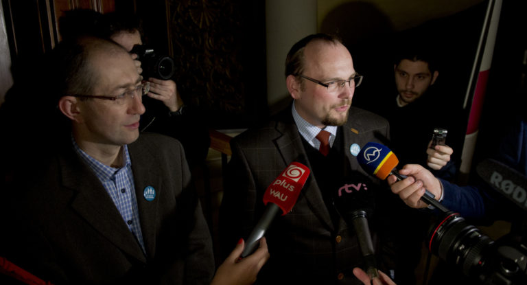 Na snímke vpravo hovorca Aliancie za rodinu Anton Chromík a vľavo Peter Kremský hovoria s novinármi počas očakávania výsledkov Referenda. Bratislava, 7. februára 2015. Foto: Michal Svítok/TASR