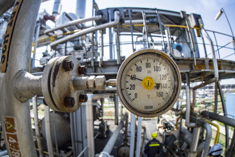 V Srbsku uniklo do okolia Dunaja vyše 80-tisíc litrov ropy, únik vyšetrujú úrady