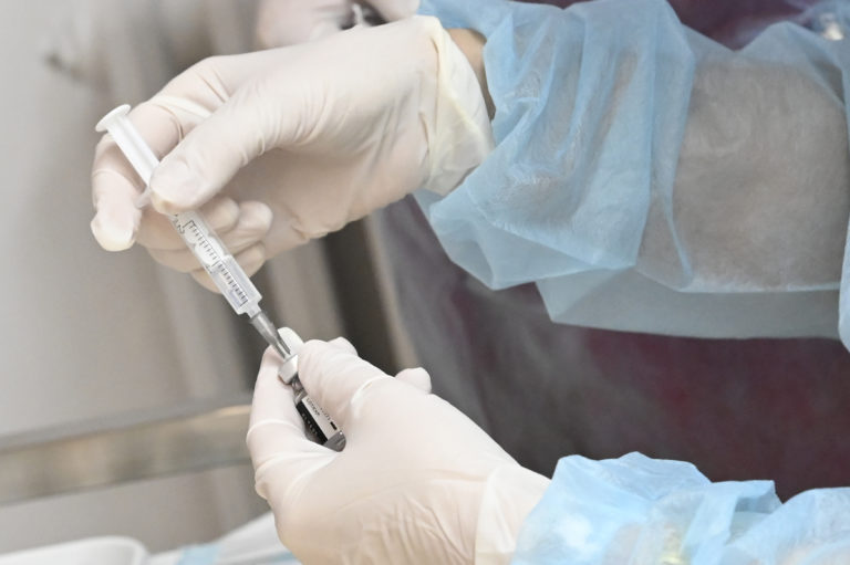 Česko hlási súvislé spomaľovanie pandémie koronavírusu