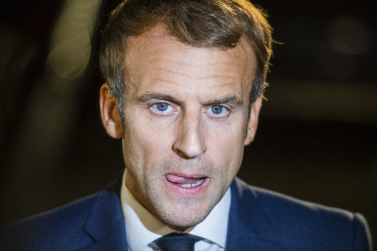 Šéf Macronovho úradu je obvinený z konfliktu záujmov