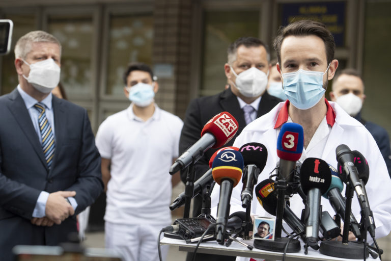 Na snímke v popredí lekár Peter Sabaka  počas verejnej výzvy zdravotníkov z nemocníc verejnosti na podporu očkovania proti ochoreniu COVID-19. V Bratislave 8. novembra 2021. Foto: TASR/Pavel Neubauer