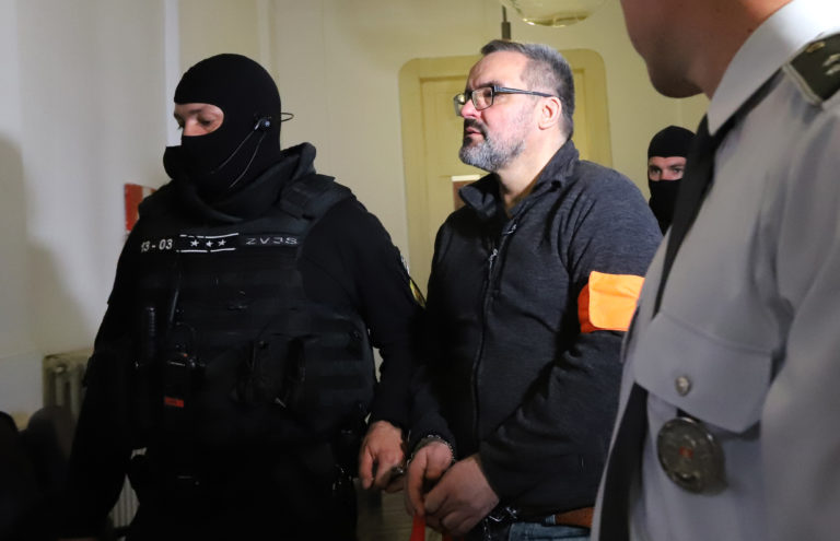 Finančníka Martina Kvietika privádzajú na proces na Špecializovaný trestný súd v Banskej Bystrici 17. mája 2022. FOTO: Ján Krošlák/TASR
