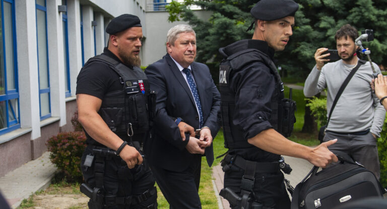 Dušan Kováčik v putách po vynesení rozsudku na Najvyššom súde SR 24. mája 2022. Foto: Jakub Kotian/TASR