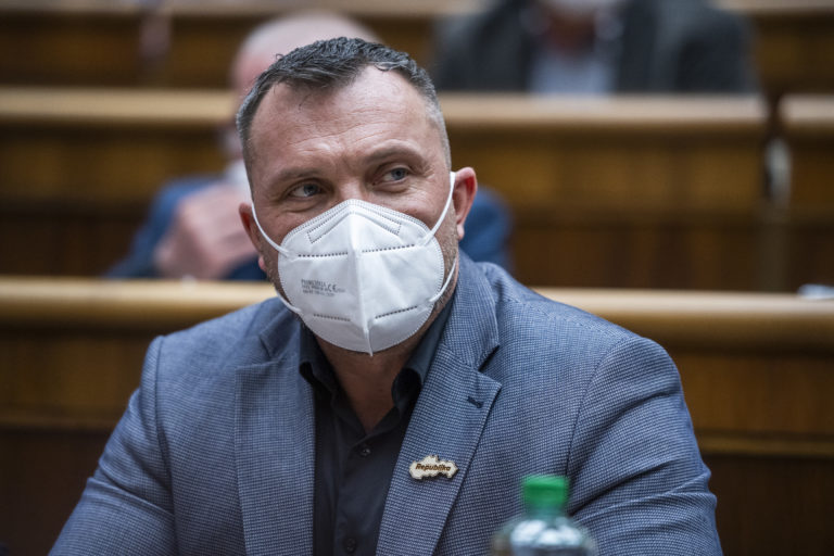 NAKA obvinila poslanca Suju a asistentku europoslanca Uhríka. Šéf Republiky hovorí o politickej objednávke