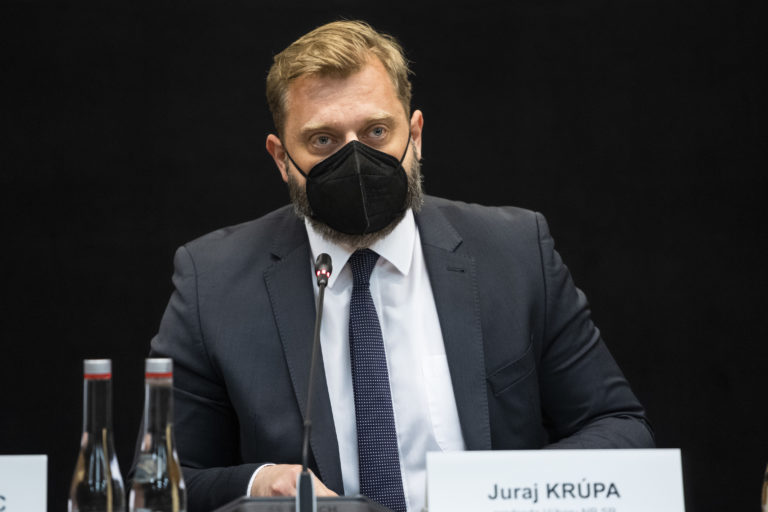 Na snímke predseda Výboru pre obranu a bezpečnosť a poslanec NR SR Juraj Krúpa (OĽaNO) počas vypočutia kandidáta na funkciu prezidenta Policajného zboru SR na Výbore NR SR pre obranu a bezpečnosť v Bratislave 21. marca 2022. Foto: Jaroslav Novák