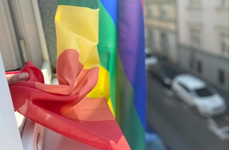 LGBT vlajka na budove úradu ombudsmanky v roku 2021. Foto: Facebook