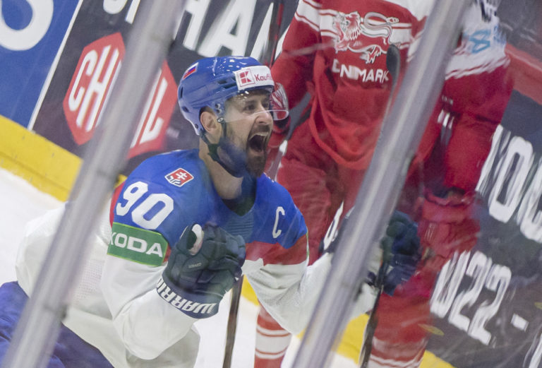 Tomáš Tatar oslavuje druhý gól v zápase Slovensko - Dánsko na majstrovstvách sveta hokeji v Helsinkách. Foto: TASR/Martin Baumann 