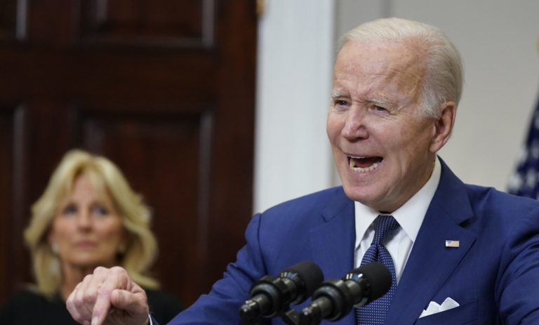 Biden po masakri na základnej škole v Texase vyzval na prísnejšiu kontrolu strelných zbraní