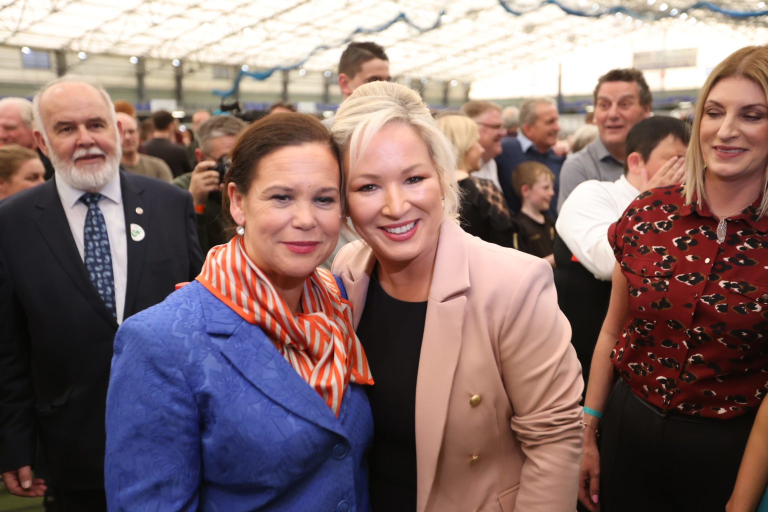 Podpredsedníčka  severoírskej nacionalistickej strany Sinn Féin Michelle O'Neillová (vpravo) a líderka strany Lou McDonaldová (vľavo). Foto: TASR/AP