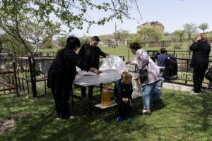 Ako sláviť Veľkú noc na cintoríne 300 metrov od pohraničnej služby FSB (fotoreportáž)