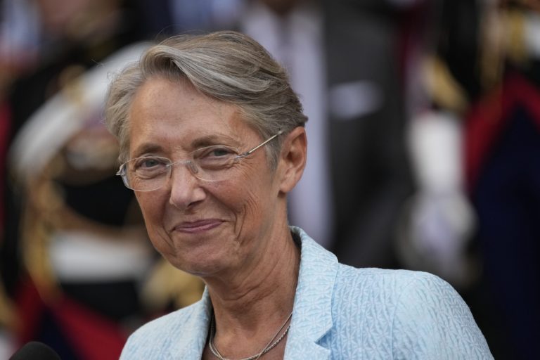 Francúzsko: Opozícia podala návrh na vyslovenie nedôvery vláde