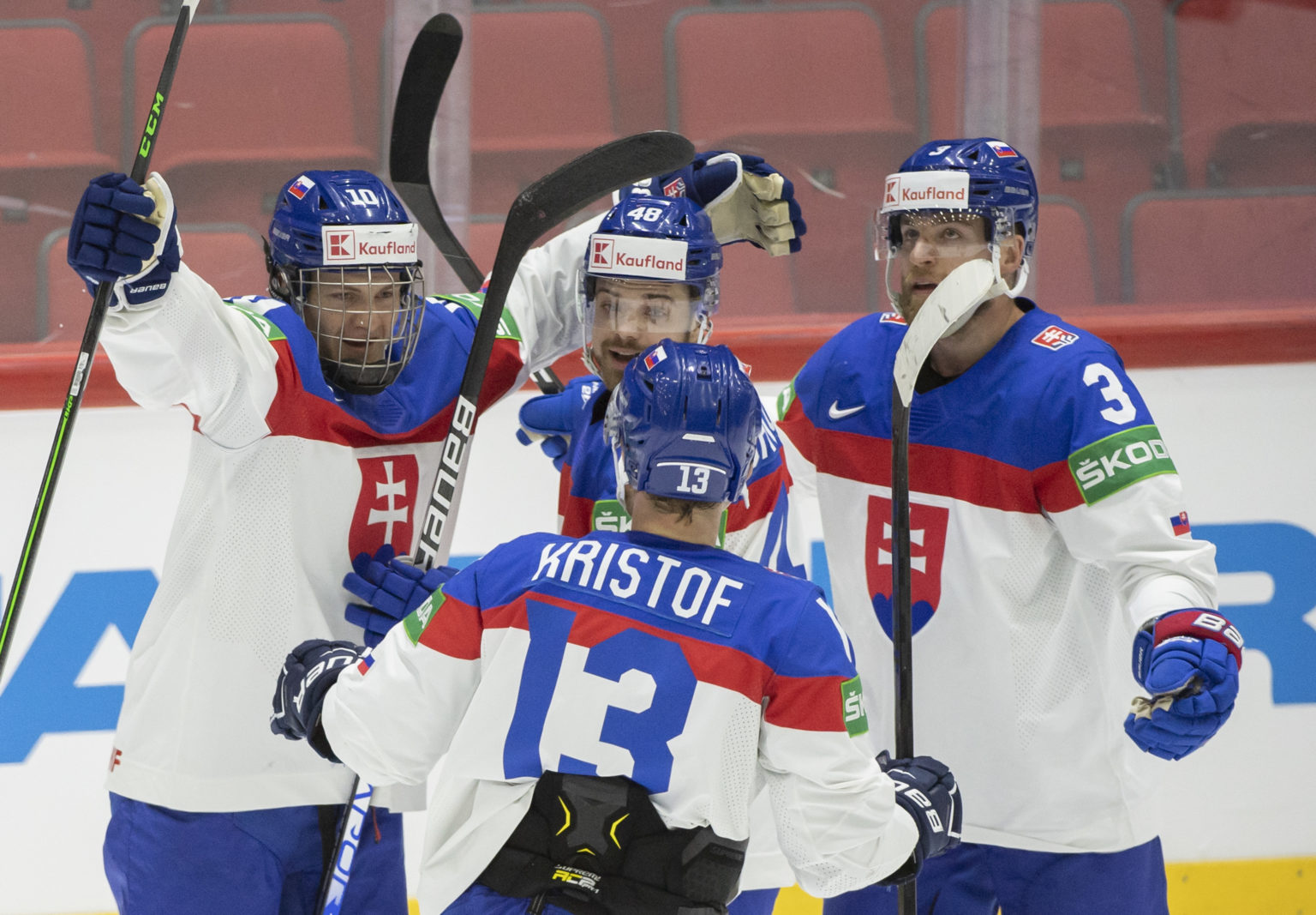 Slovenskí hokejisti zľava strelec gólu Adam Sýkora, Daniel Gachulinec, Michal Krištof a Adam Jánošík oslavujú Sýkorov premiérový gól počas šiesteho zápasu základnej A-skupiny Slovensko - Taliansko na 85. majstrovstvách sveta v ľadovom hokeji 21. mája 2022 v Helsinkách. 
Foto: TASR / Martin Baumann