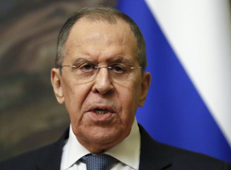 Sergej Lavrov: Západ využije prímerie na Ukrajine na jej vyzbrojenie