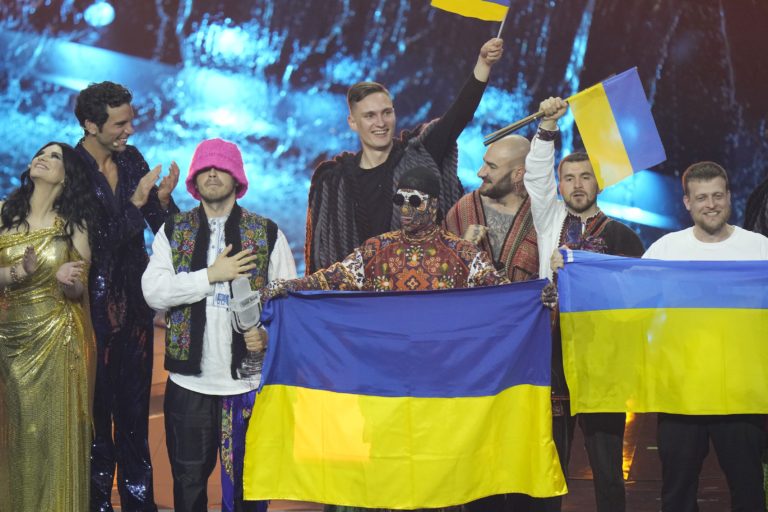 Na snímke ukrajinská hiphopová skupina Kalush Orchestra sa teší z víťazstva na 66. ročníku Eurovízie v Turíne v nedeľu 15. mája 2022. Foto: TASR/AP
