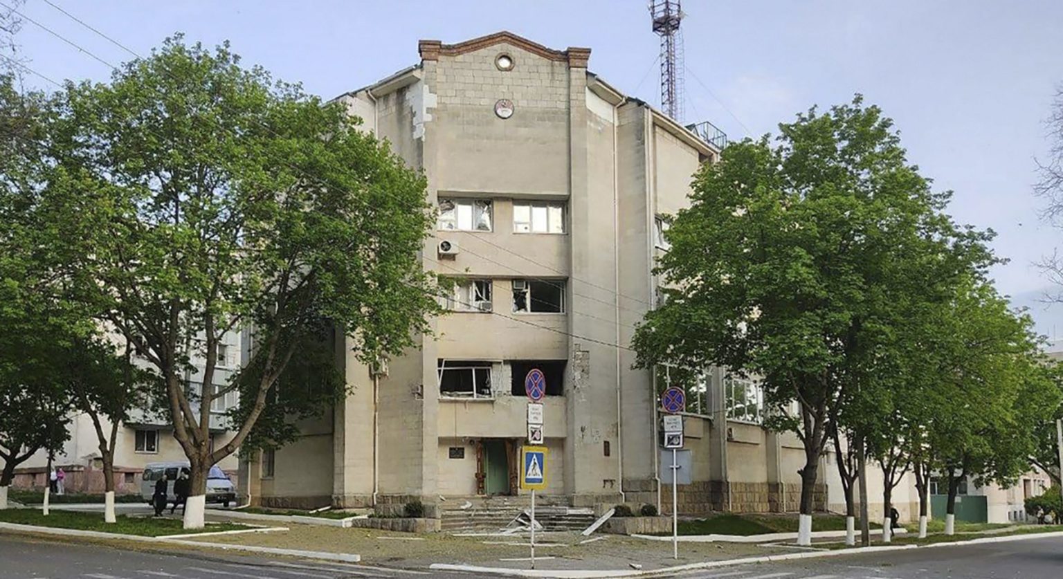 Poškodená budova sídla ministerstva štátnej bezpeènosti v Tiraspole v pondelok 25. apríla 2022. Foto: TASR/AP